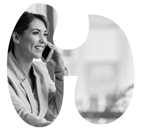 Foto di una donna sorridente che usa un telefono