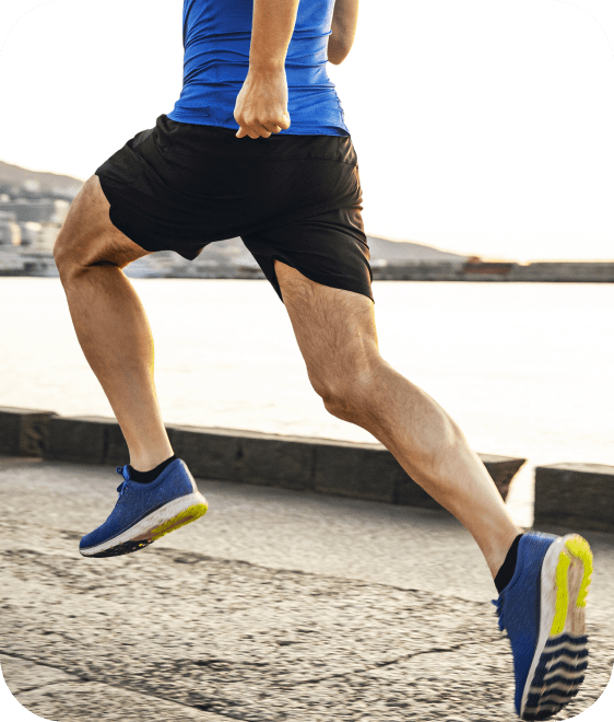 Foto di un uomo che corre per mostrare scarpe sportive
