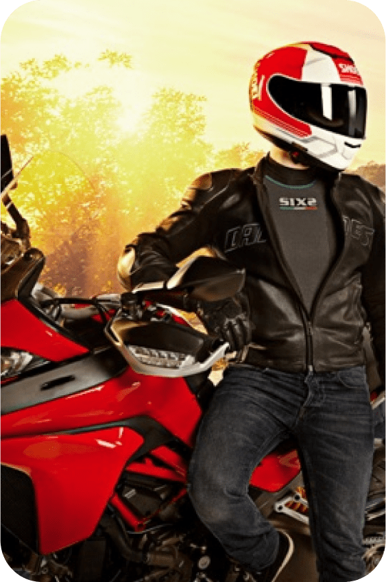 Immagine di un motociclista per mostrare prodotti sportivi per motociclisti