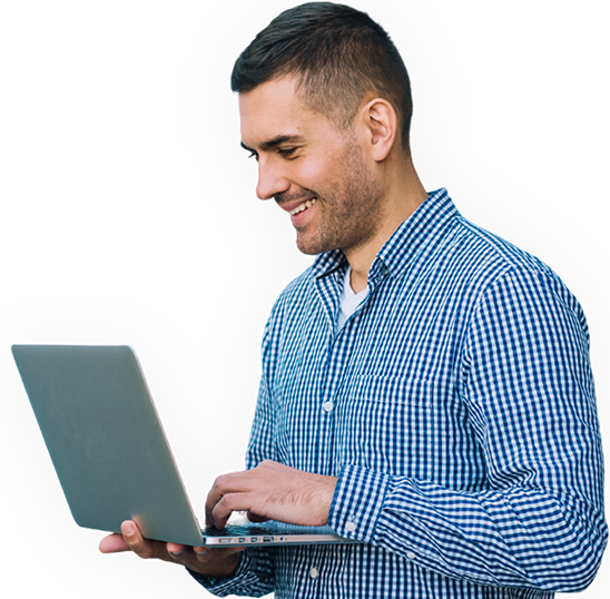 Foto di un uomo sorridente che usa un laptop